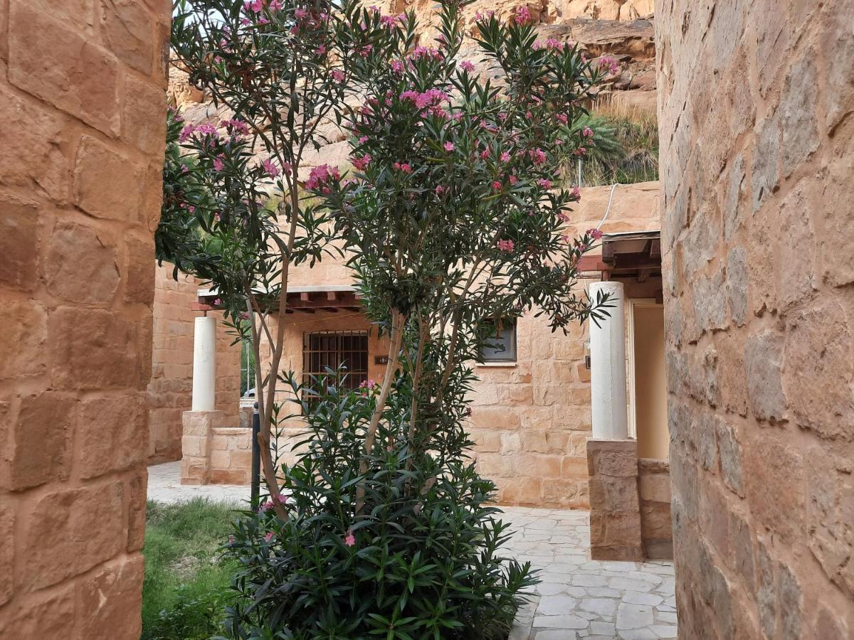 Afra Hot Springs Chalets At-Tafilah 外观 照片